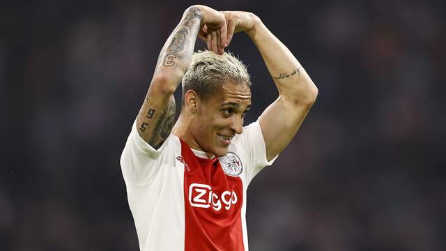 Antony juicht na zijn tweede competitiedoelpunt van het seizoen voor Ajax.