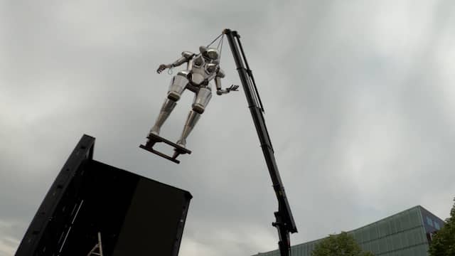 Metershoog robotbeeld van sokkel gelicht in Enschede