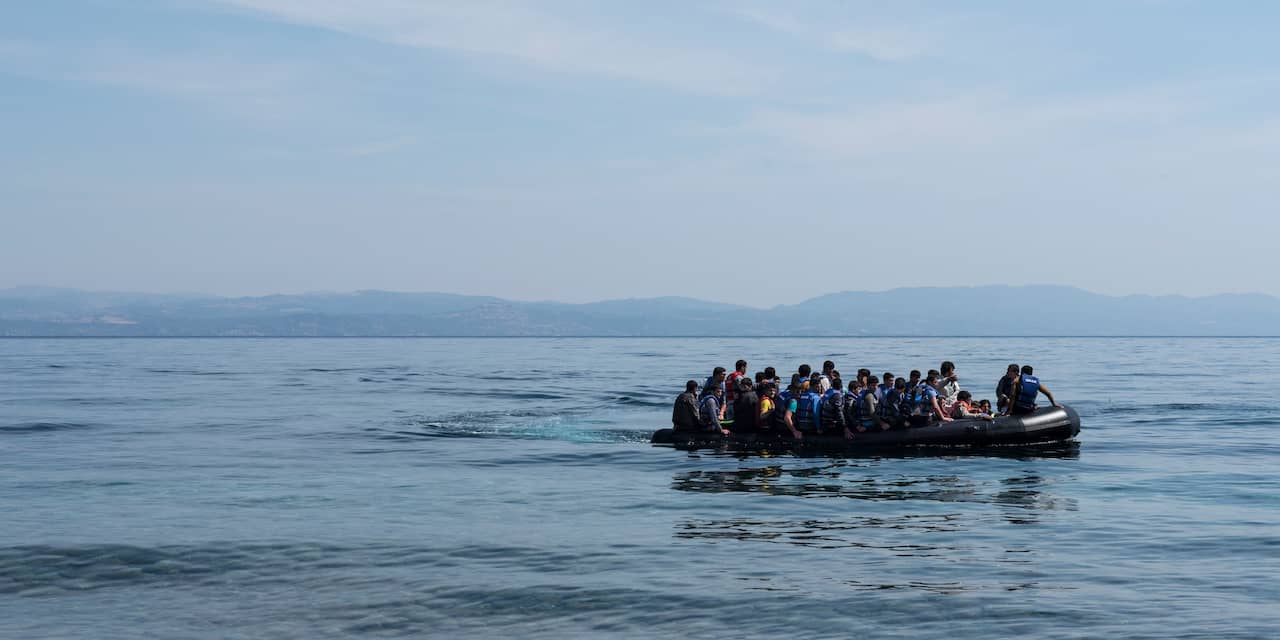 Duitse marine redt honderden vluchtelingen van Middellandse Zee
