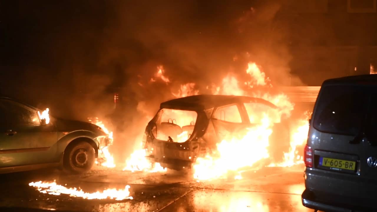 Beeld uit video: Twee auto’s in vlammen op na onrustige nacht in Den Haag