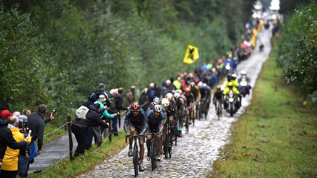 Renners ploeteren door het beruchte Bos van Wallers tijdens Parijs-Roubaix.