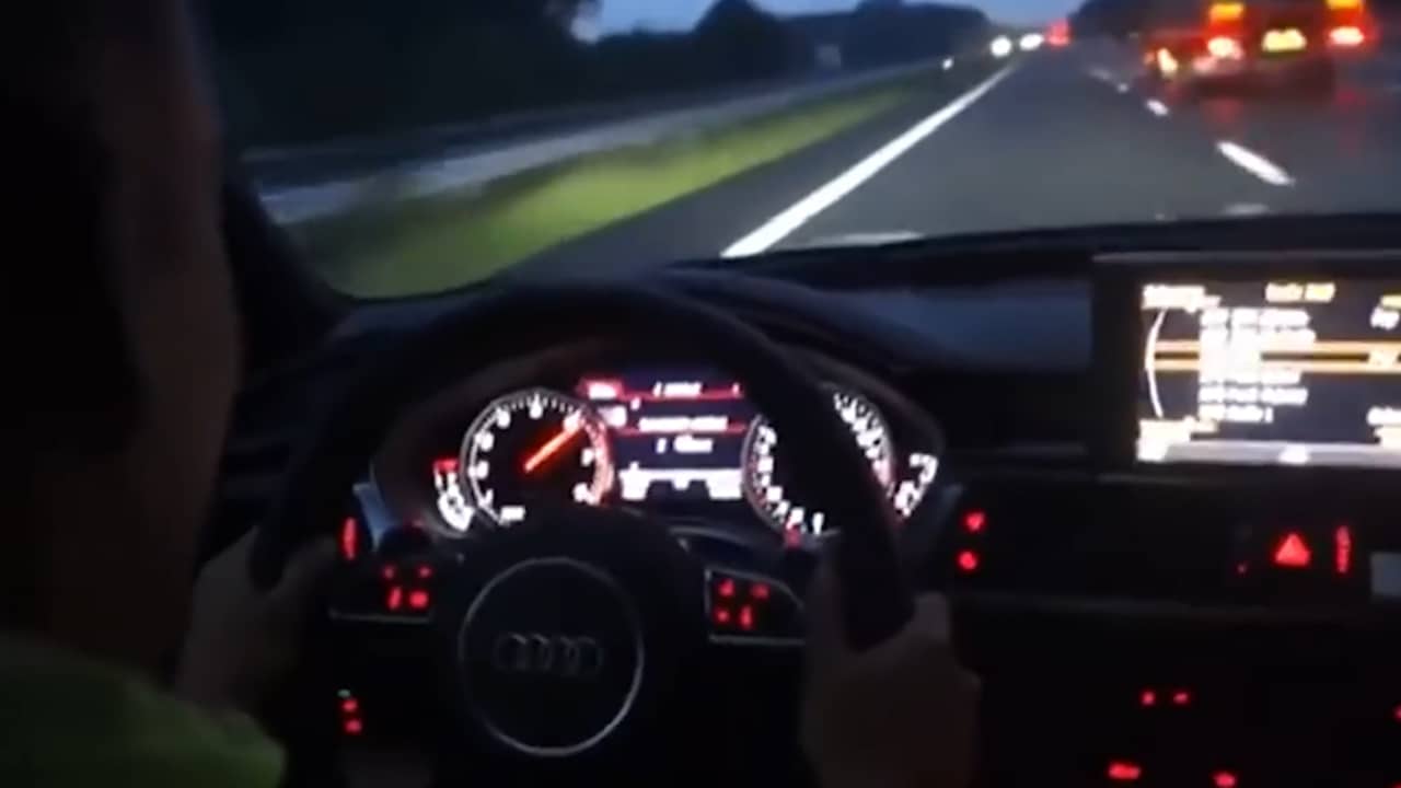 Beeld uit video: Boef deelt video waarin hij 300 km/u over snelweg rijdt