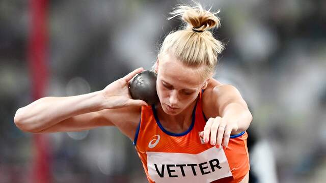 Anouk Vetter in actie bij het kogelstoten.
