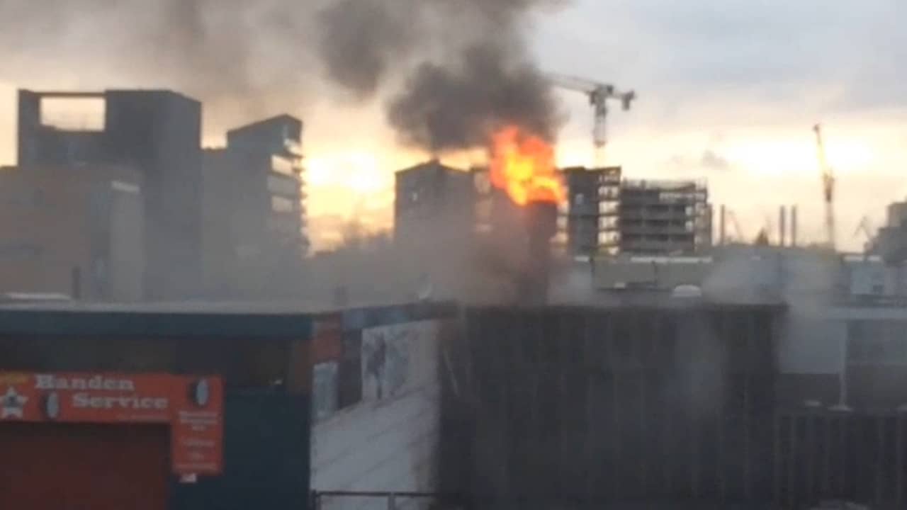 Hoge vlammen bij brand Amsterdam-Noord