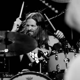 Foo Fighters treedt niet op bij Grammy’s na overlijden drummer Taylor Hawkins