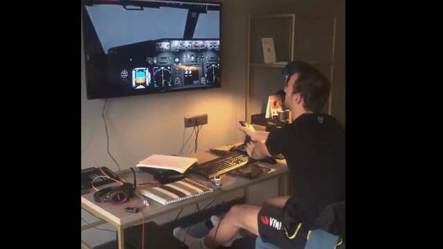 Thomas Krol en zijn vliegsimulator in zijn hotelkamer.