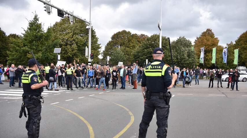 Den Haag beëindigt onrustige demonstratie tegen coronaspoedwet