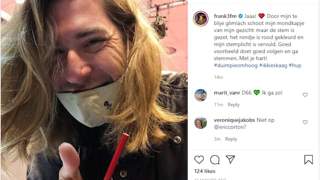 Radio-dj Frank van der Lende is zo enthousiast dat zijn mondkapje van zijn neus glijdt. Foto: Instagram/Frank van der Lende