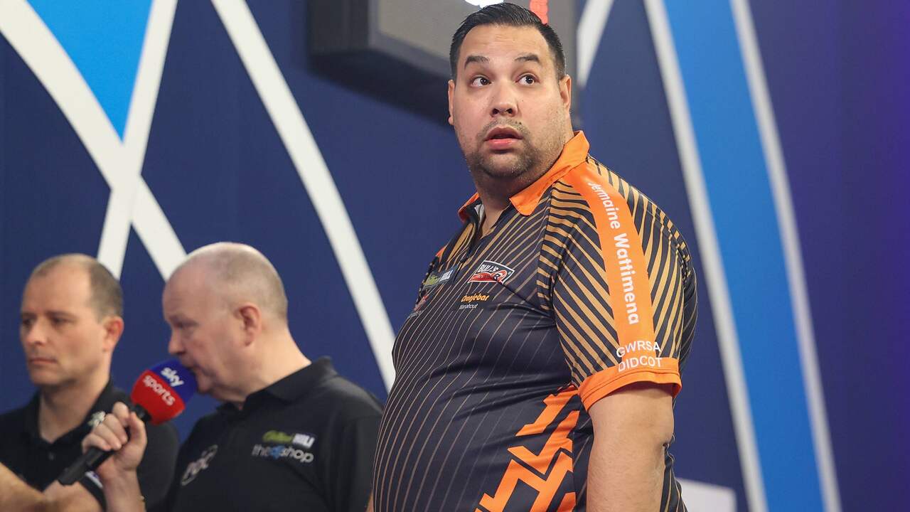 Jermaine Wattimena kijkt bedenkelijk tijdens zijn wedstrijd tegen Dimitri Van den Bergh.
