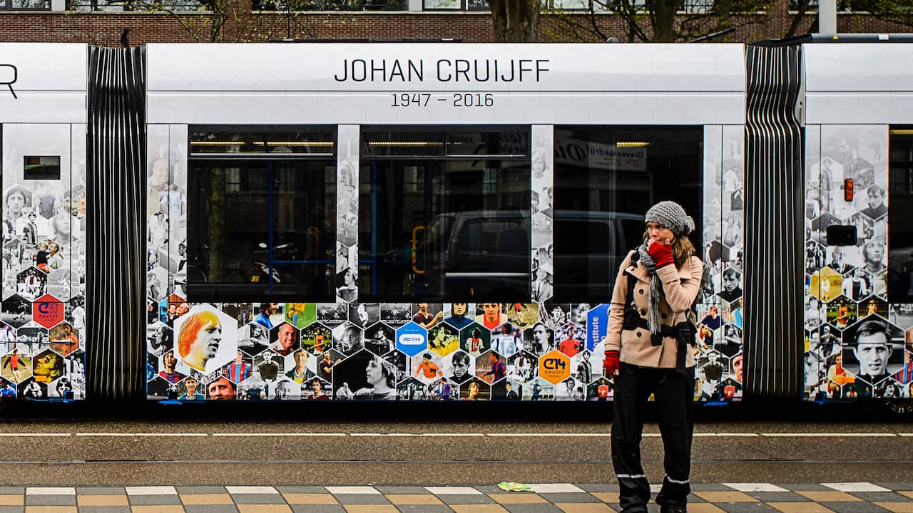 Maandag 25 april: Een speciale Johan Cruijff-tram rijdt sinds 14.14 uur door Amsterdam als eerbetoon aan de overleden oud-voetballer. 