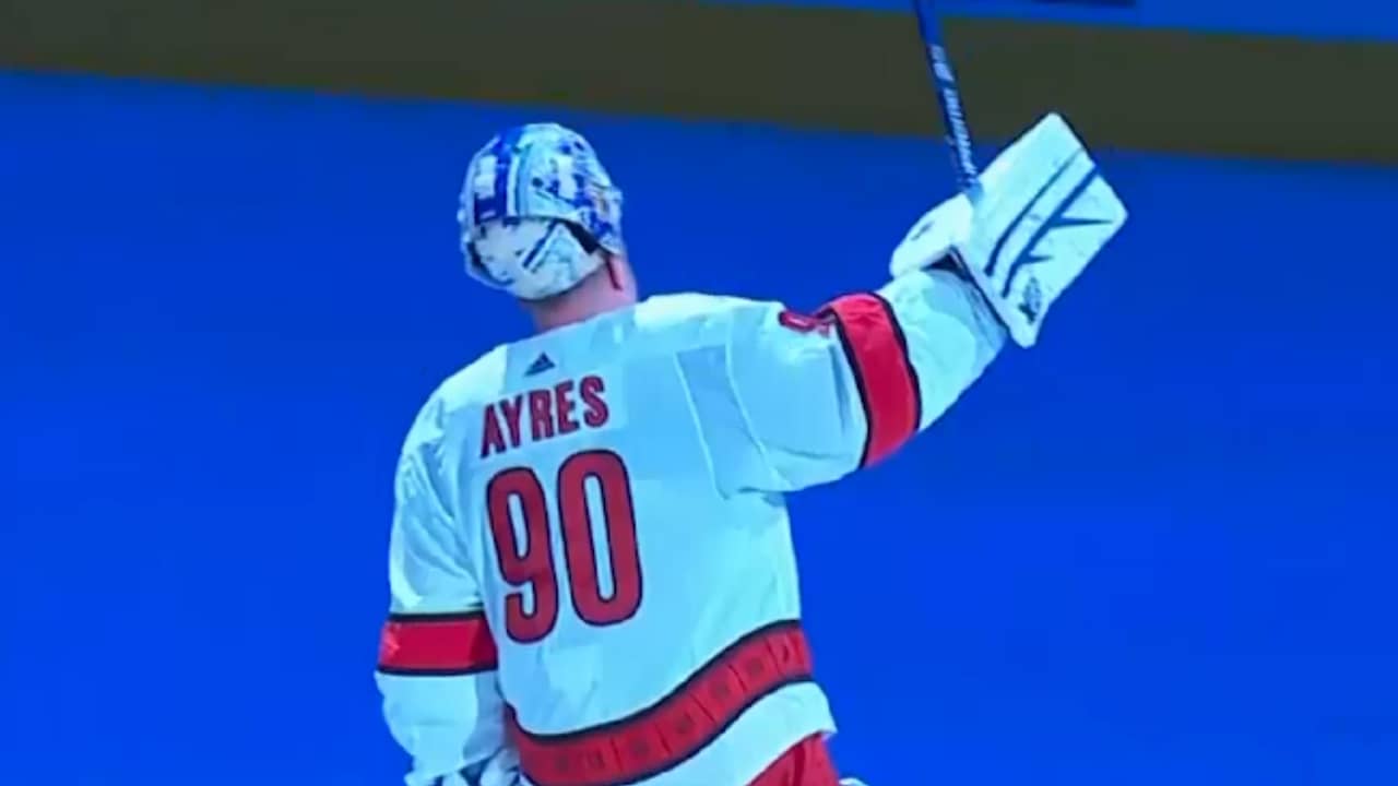 Beeld uit video: Bestuurder dweilmachine valt in bij NHL-duel en wordt uitblinker