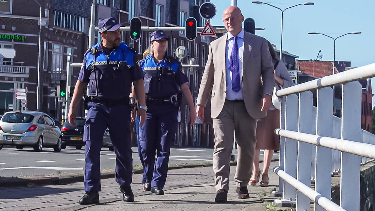 Beeld uit video: Grapperhaus op pad met boa's: 'Pepperspray geven niet aan de orde'