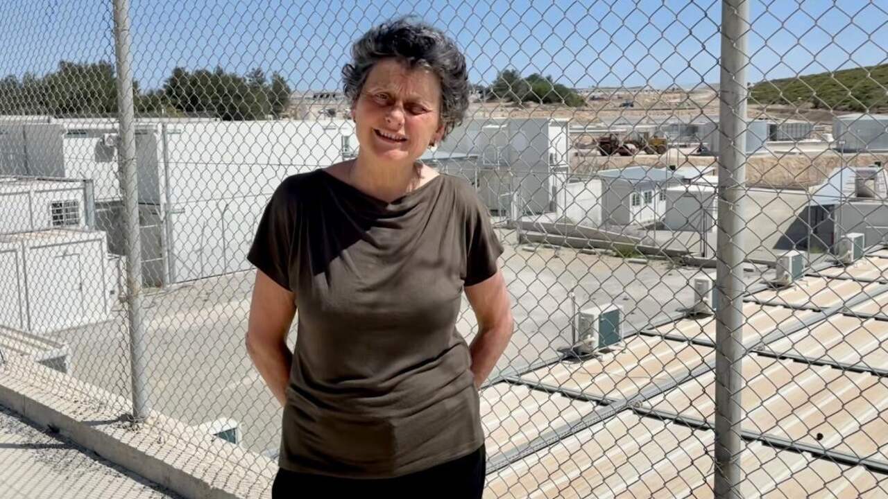 Europarlementariër Tineke Strik bij het nieuwe vluchtelingenkamp op Samos.