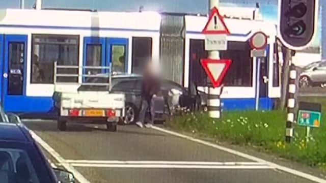 Auto rijdt vol door rood tegen tram in Amsterdam