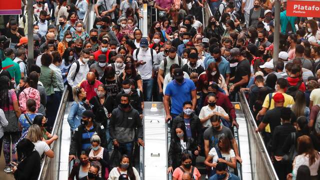 Op dit treinstation in São Paulo worden de afstandsregels niet nageleefd.