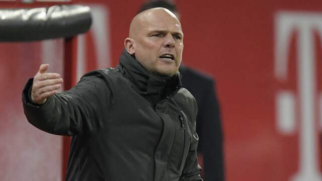 Trainer Johnny Jansen is niet tevreden met wat Henk Veerman laat zien bij sc Heerenveen.