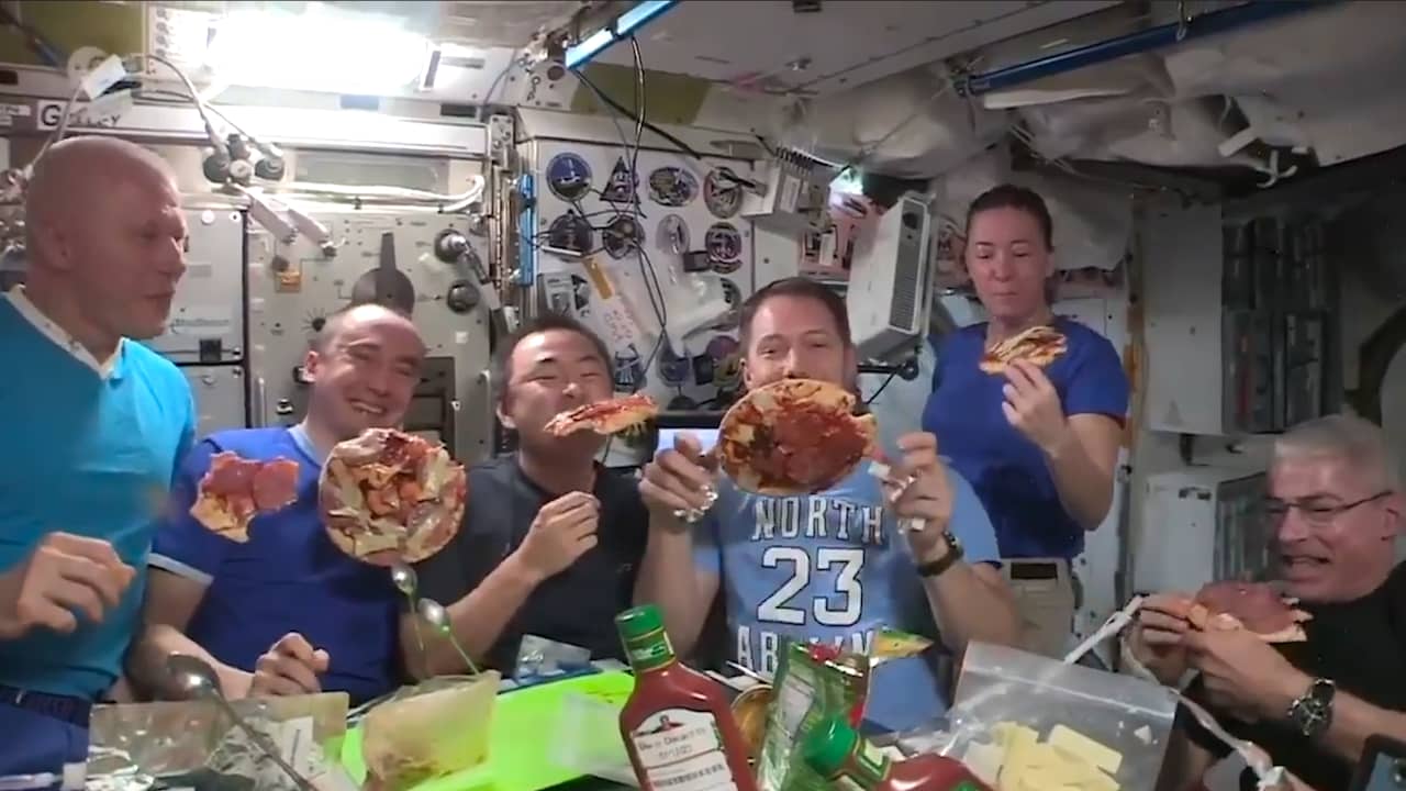 Beeld uit video: Astronauten eten zwevende zelfgemaakte pizza's in ISS