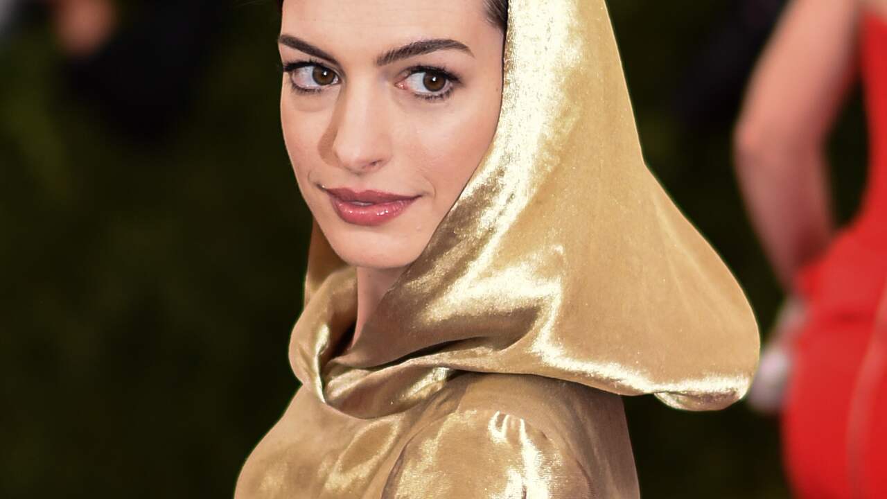 Anne Hathaway toont zwanger lichaam met strandfoto | Achterklap | NU.nl