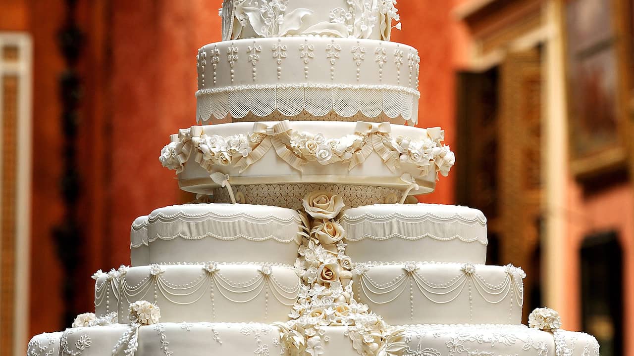 queen elizabeth 2 wedding cake