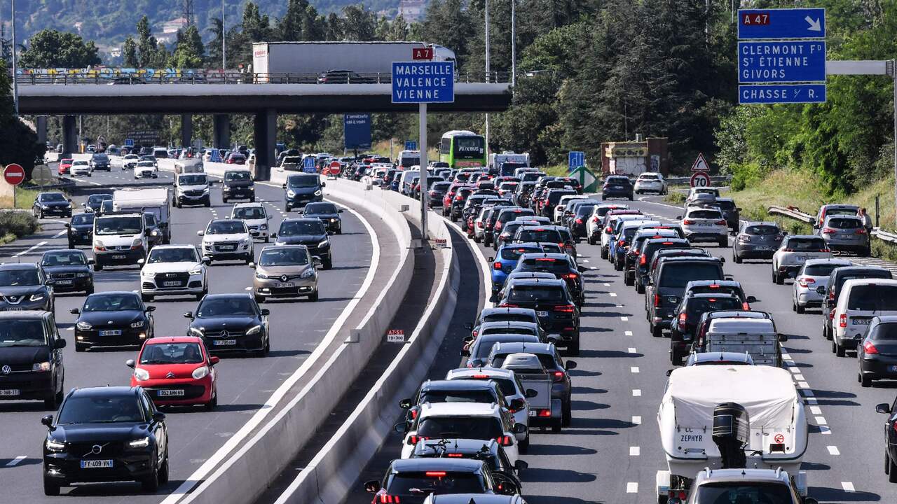 Het verkeer schuift over de beruchte A7 in de richting van Zuid-Frankrijk.