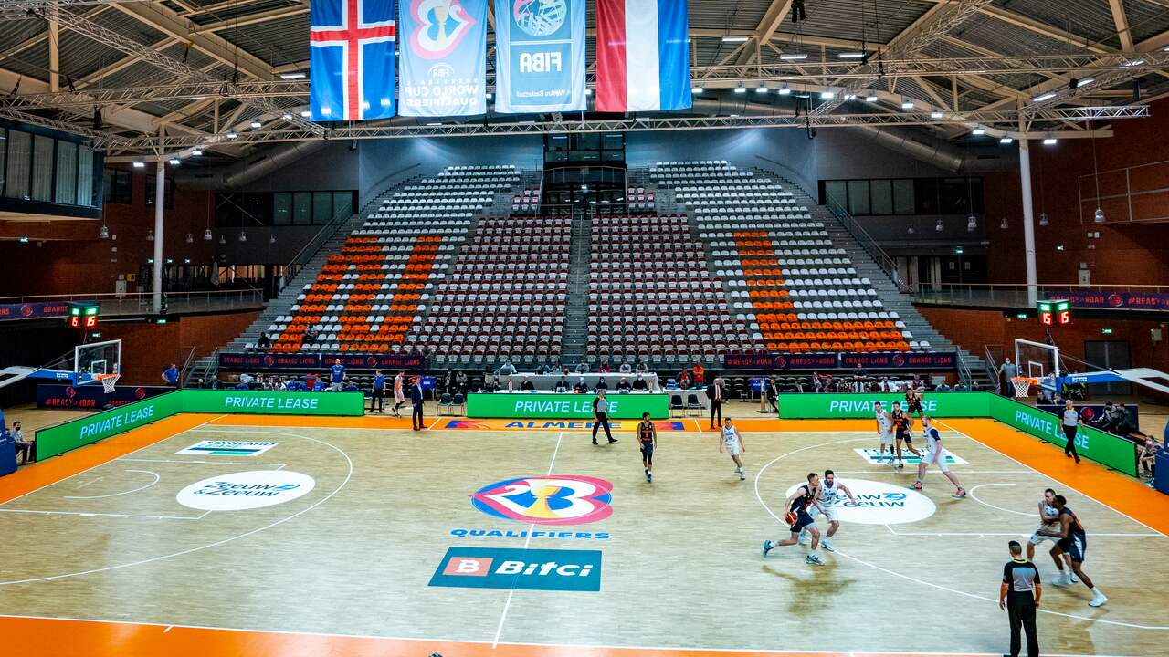 De wedstrijd werd afgewerkt in een leeg Topsportcentrum Almere.