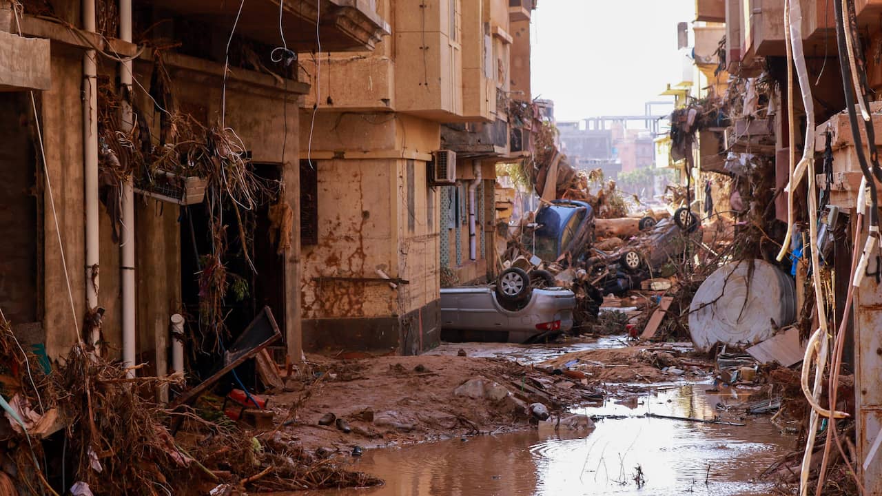 Lebih dari 43 ribu warga Libya kehilangan tempat tinggal dan terusir akibat badai  di luar