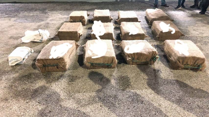 Kustwacht onderschept bijna 2.900 kilo drugs bij Bonaire, acht aanhoudingen