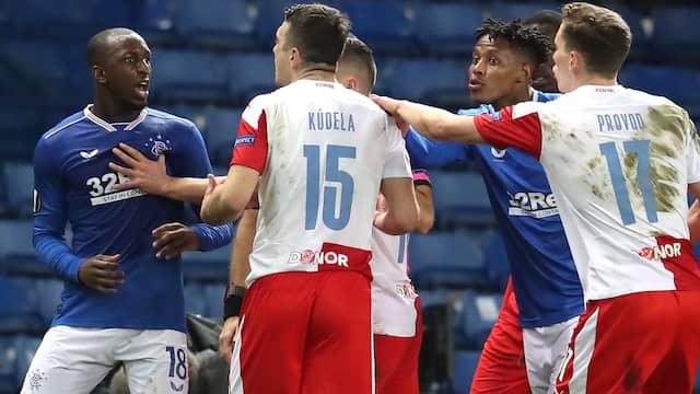 Glen Kamara ging Ondrej Kúdela na afloop van de Europa League-wedstrijd te lijf.