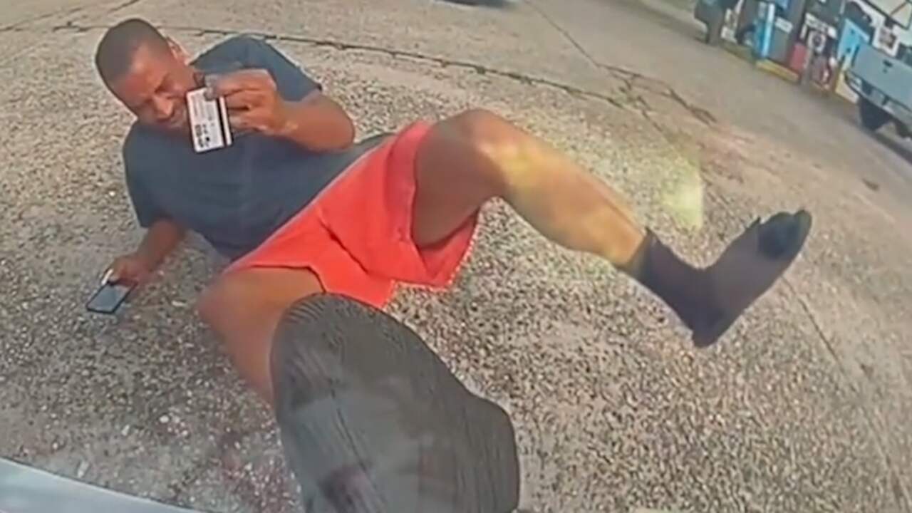 Beeld uit video: Amerikaan wil ongeluk in scène zetten, maar vergeet camera op auto
