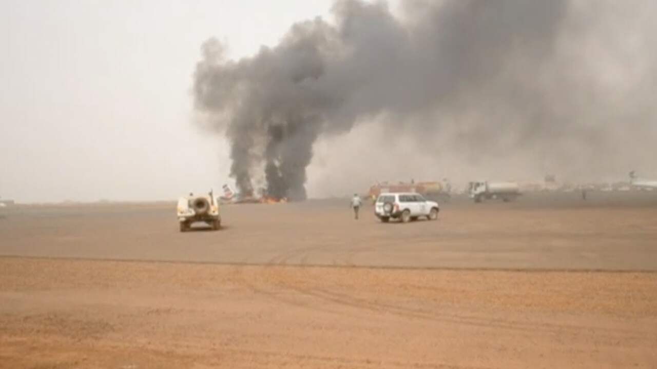 Beeld uit video: Grote rookwolken na crash passagiersvliegtuig Zuid-Sudan