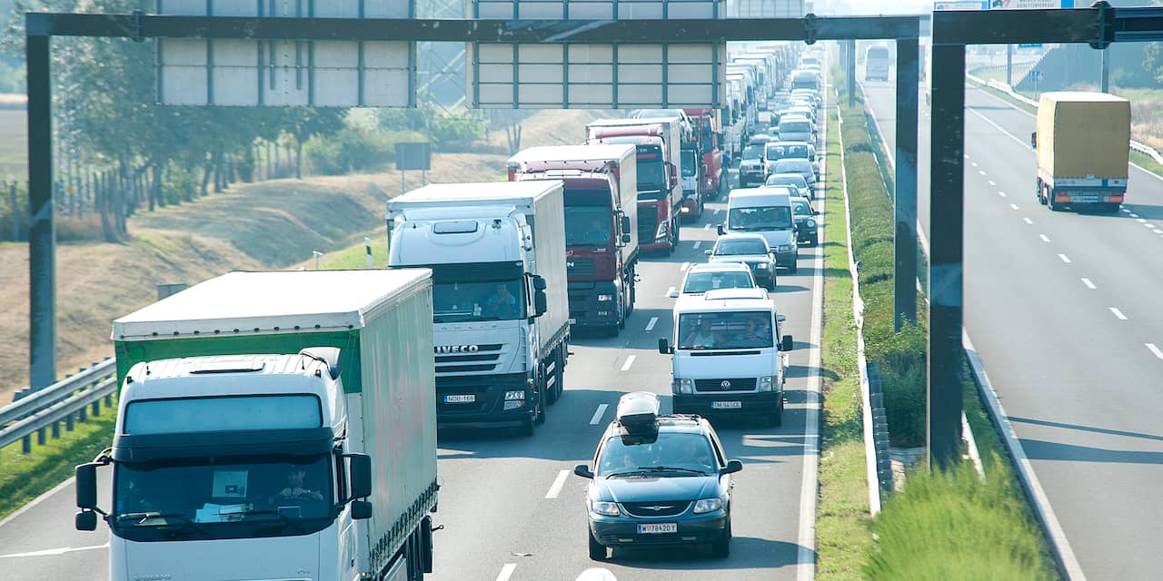 Enorme files op Hongaarse snelweg door grenscontroles Oostenrijk
