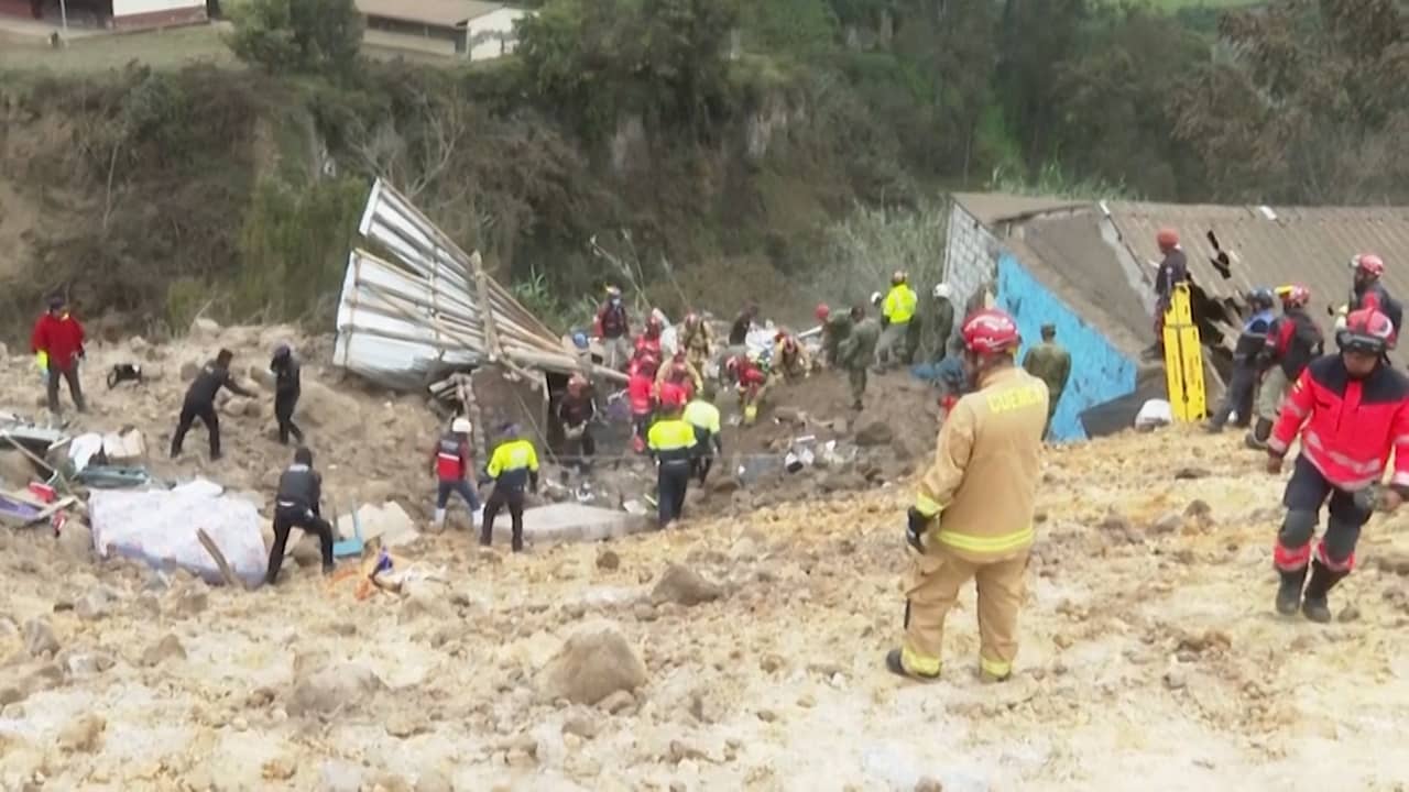 Beeld uit video: Hulpverleners zoeken overlevenden na aardverschuiving in Ecuador