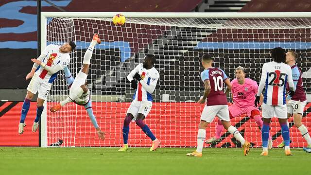 Sébastien Haller scoort namens West Ham United met een omhaal tegen Crystal Palace.