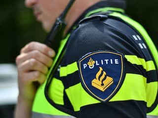 Tientallen relschoppers belagen Utrechtse politie met vuurwerk en eieren
