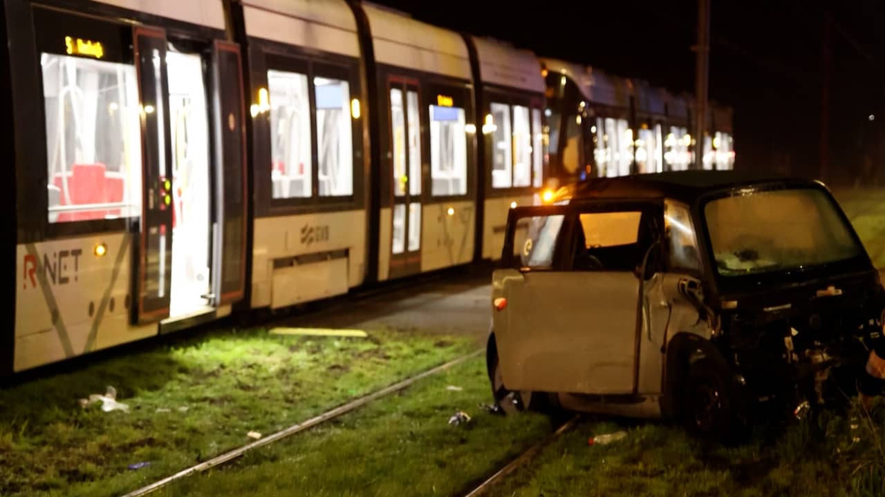 Beeld uit video: Tram ontspoort in Amstelveen na aanrijding met brommobiel