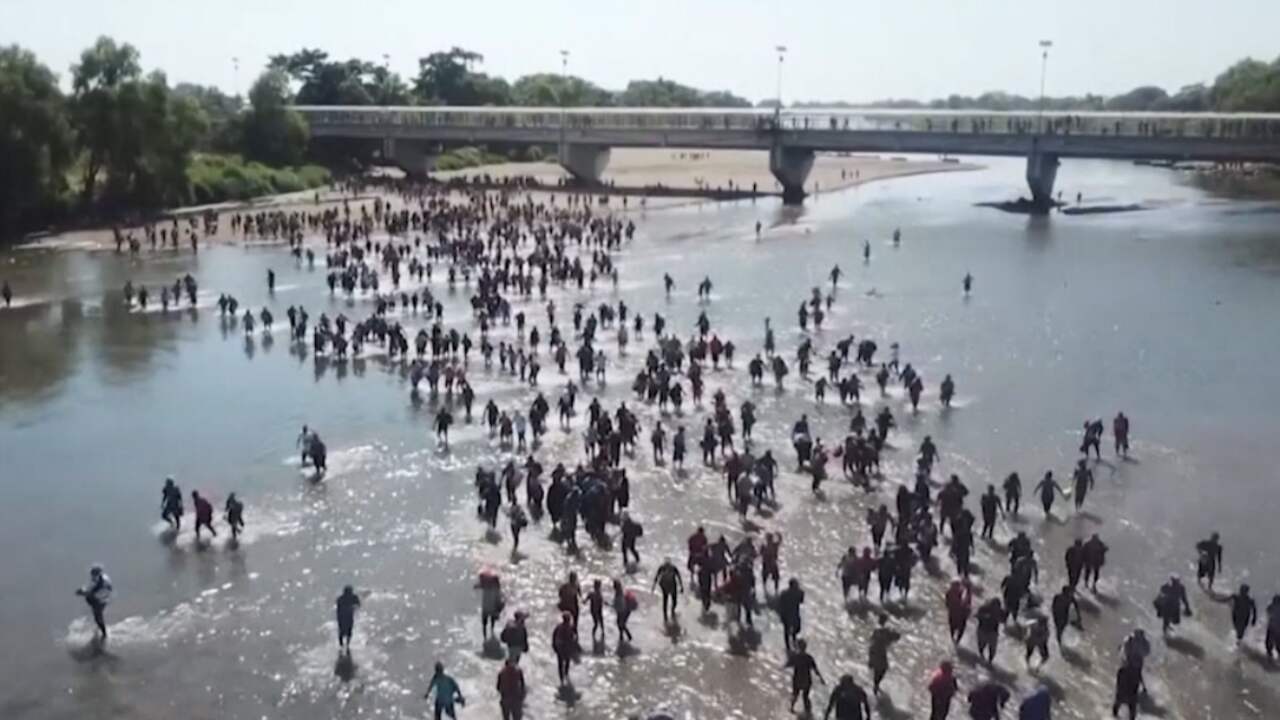 Grote groep migranten steekt rivier bij Mexico over in tocht naar VS