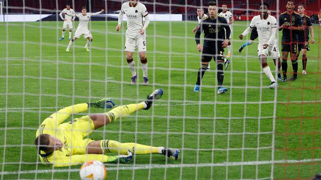 AS Roma won de eerste wedstrijd tegen Ajax mede door een blunder van Kjell Scherpen met 1-2.