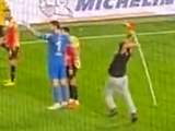 Keeper wordt met cornervlag geslagen door supporter in Turkije
