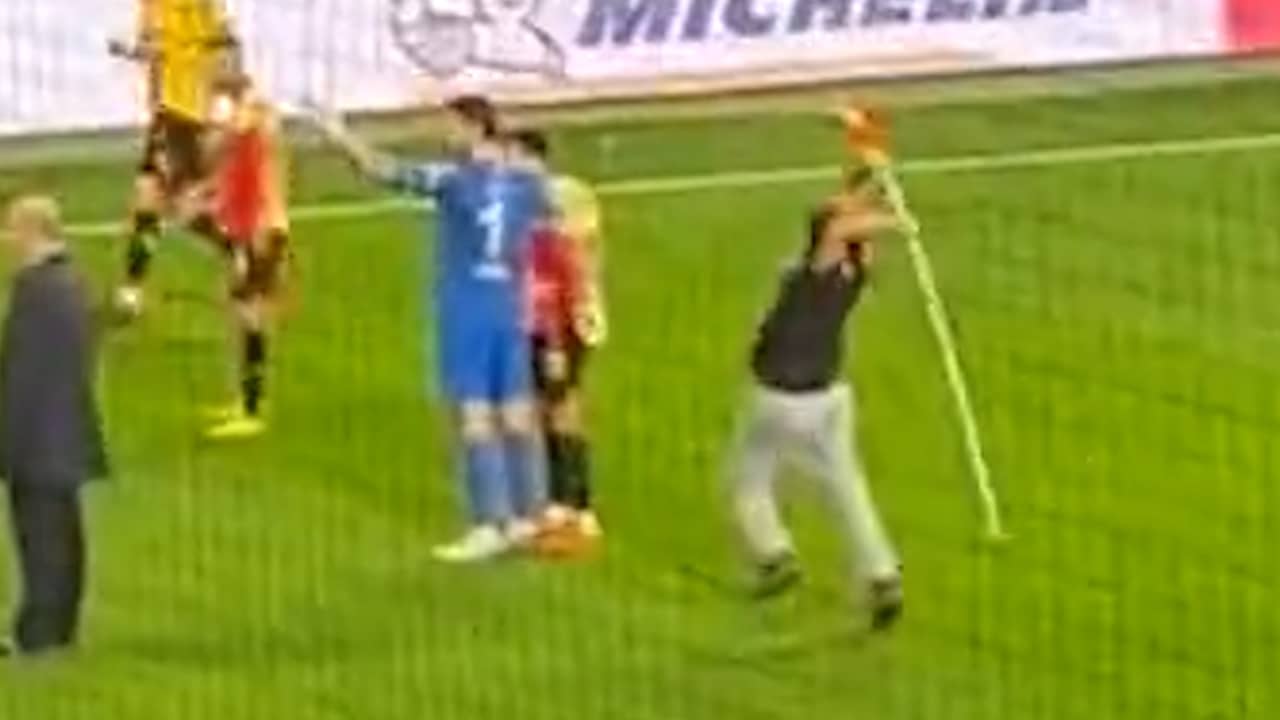 Beeld uit video: Keeper wordt met cornervlag geslagen door supporter in Turkije