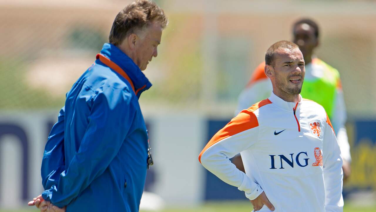 Beeld uit video: Waarom Louis van Gaal een apart hoofdstuk heeft in Sneijders boek