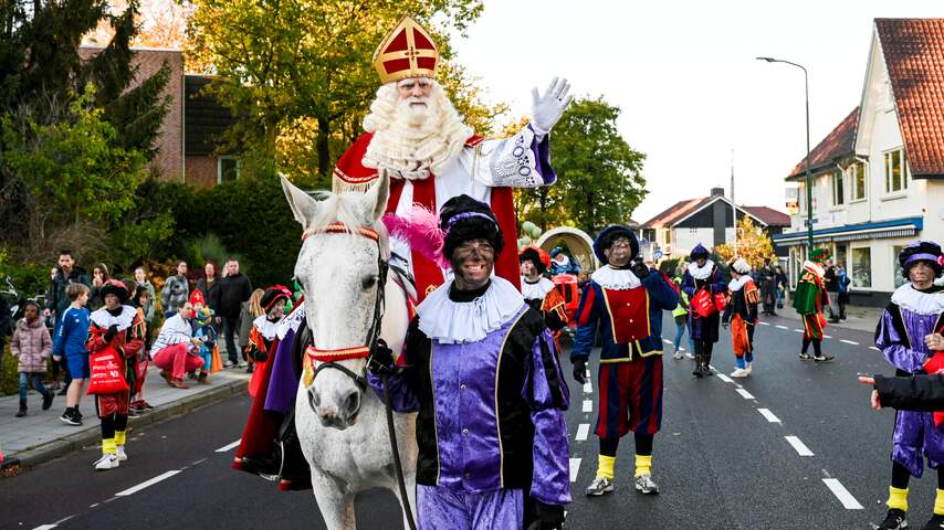Sinterklaas begaf zich afgelopen zondag ook In Soest met zijn paard op de weg.