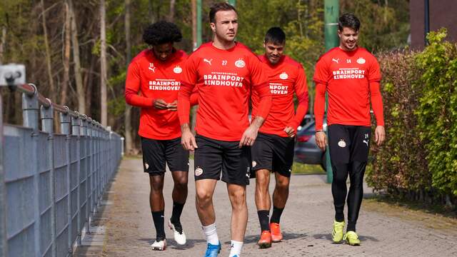 Mario Götze voor de training van PSV.