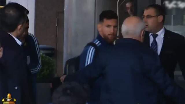 Messi grijpt in als beveiliging fan wegstuurt