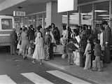 Aankomst van enkele Surinaamse families op Schiphol in augustus 1975