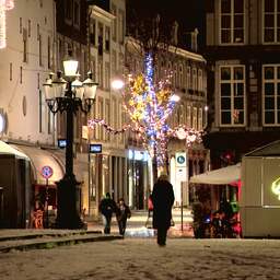 Video | Dun laagje sneeuw kleurt Nederlandse straten wit