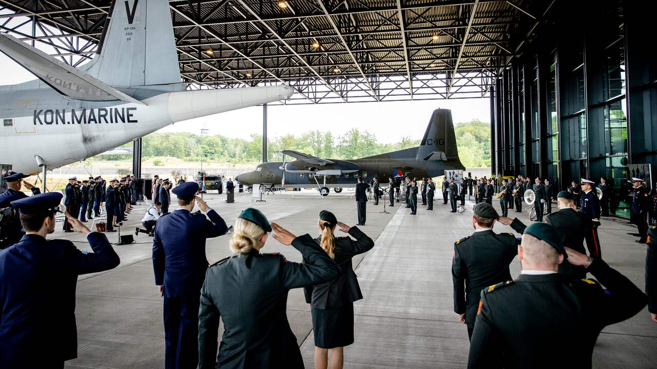 Aanwezigen houden donderdag een minuut stilte voor de gevallen militairen tijdens de vlagceremonie van Defensie bij het Nederlands Militair Museum.
