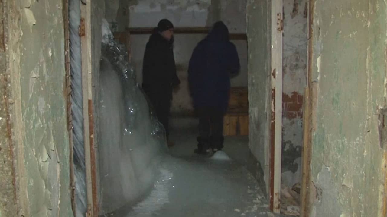 Russen wonen in bevroren flatgebouw door kapotte leidingen