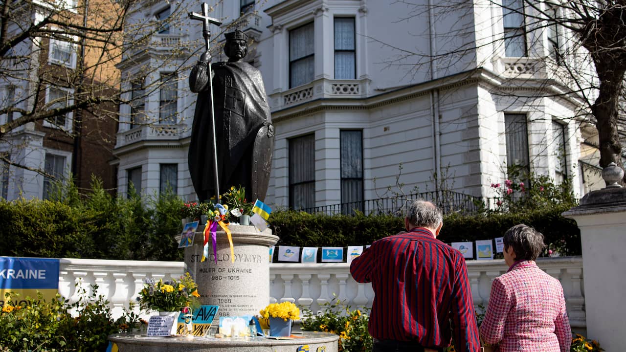 Mensen bekijken het standbeeld van de Oekraïense heilige Sint-Vladimir in Londen. Het beeld werd na de Russische invasie van Oekraïne een verzamelplaats voor steunbetuigingen.