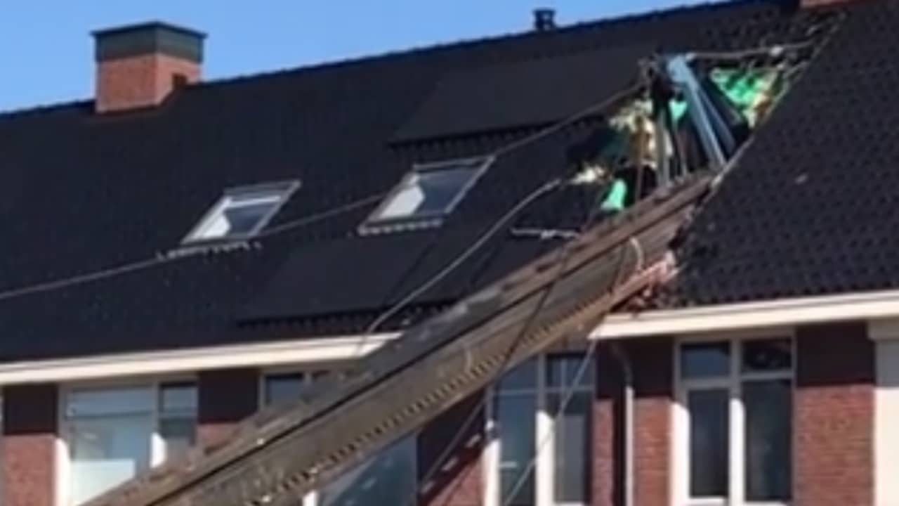 Beeld uit video: Heikraan doorboort dak woning in Vlaardingen