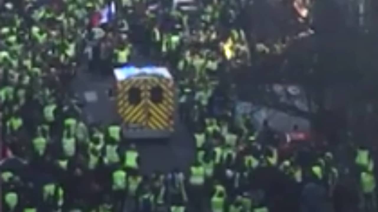 Beeld uit video: 'Gele Hesjes' gaan opzij voor ambulance in Parijs